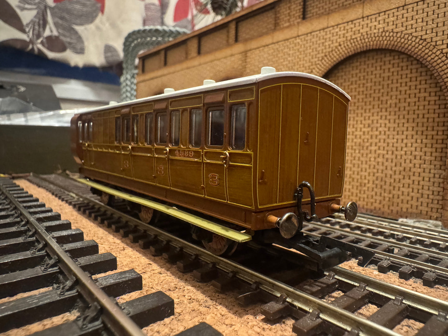 Hornby R40083 (OO) London North Eastern Railway, Six Wheeled Brake Third Class Compartment Brake Coach No.4589 in LNER Varnished Teak. 