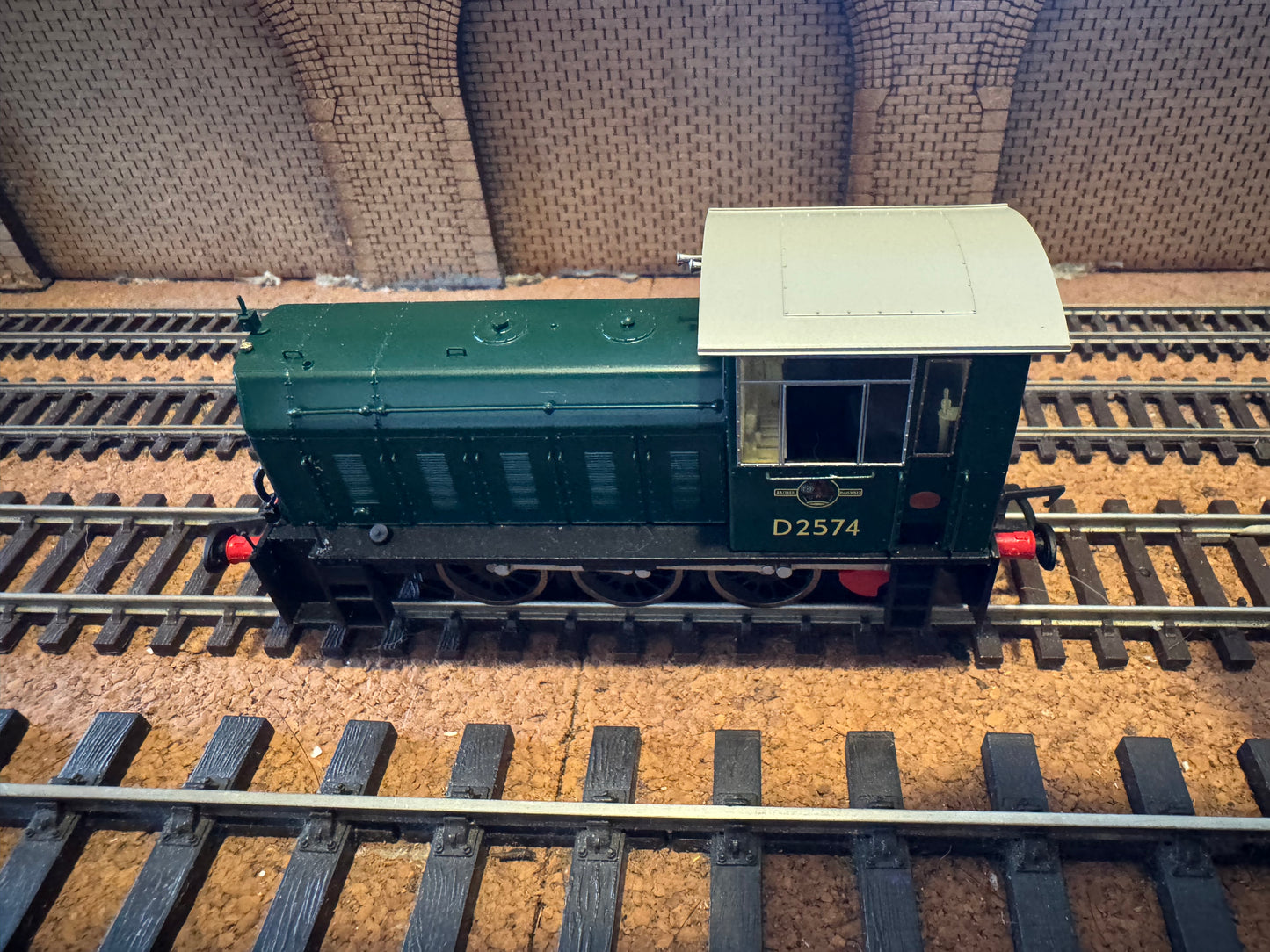 Heljan 2500 (OO) British Railways, Hunslet 200HP 0-6-0DM [Class 05] No.D2574 in BR Green. DCC Ready 