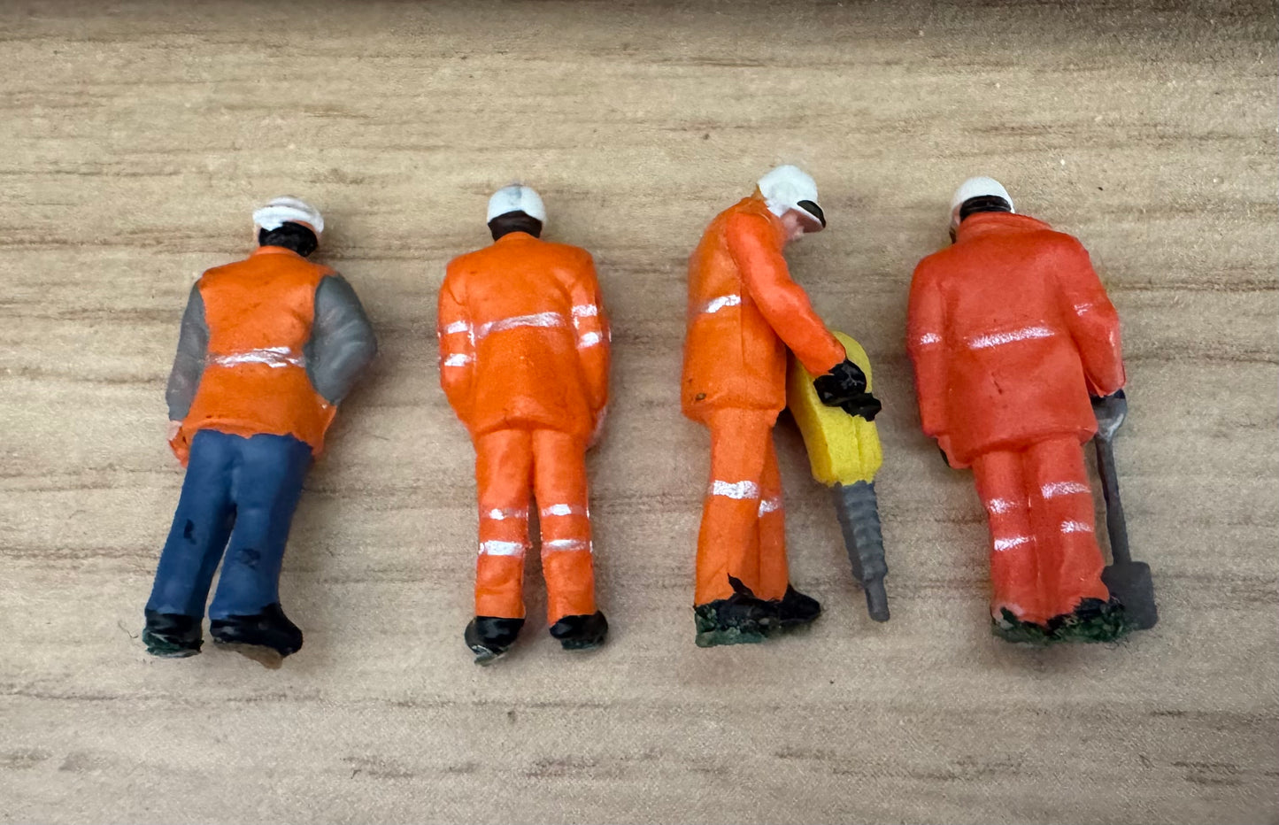 Bachmann Scenecraft (OO) X4 Railtrack /Network Railway P-Way Workers 