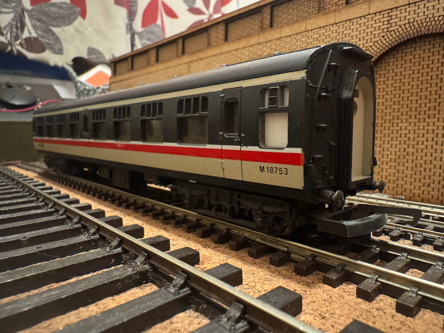 Lima L305326 (OO) British Railways MK1 Corridor Third No.M18753 in British Rail Intercity Executive Livery 