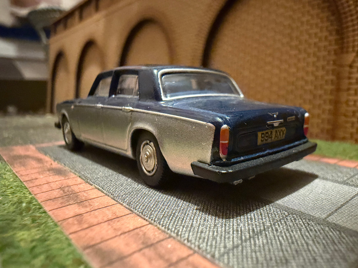 Oxford Diecast 76BT2004 (1:76 / OO) Bentley T2 in two tone blue and silver 