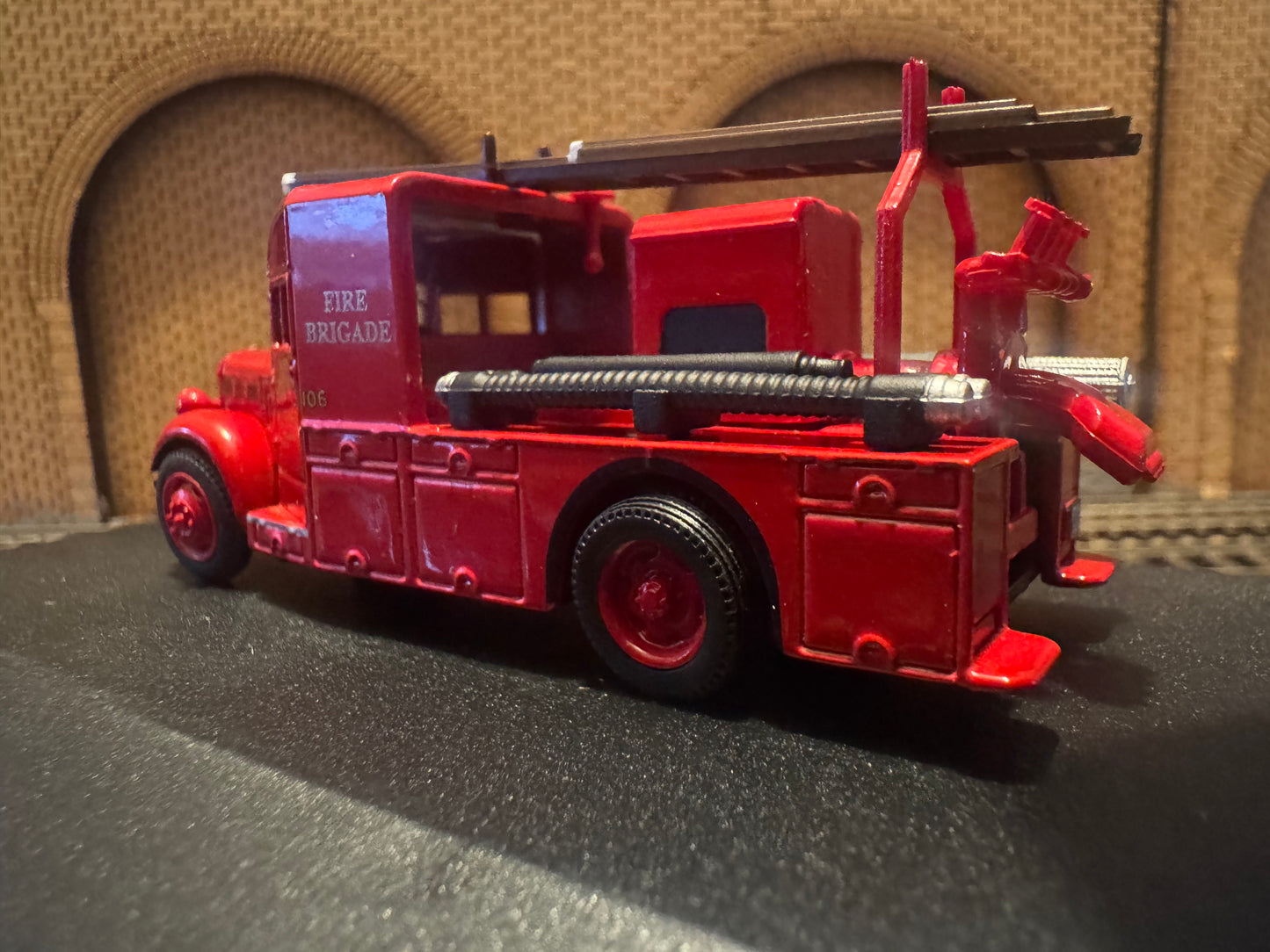 Oxford Diecast 76BHF004 (OO / 1:76) Bedford WLG Heavy Unit, Fire Engine in Bertram Mills Circus Livery 