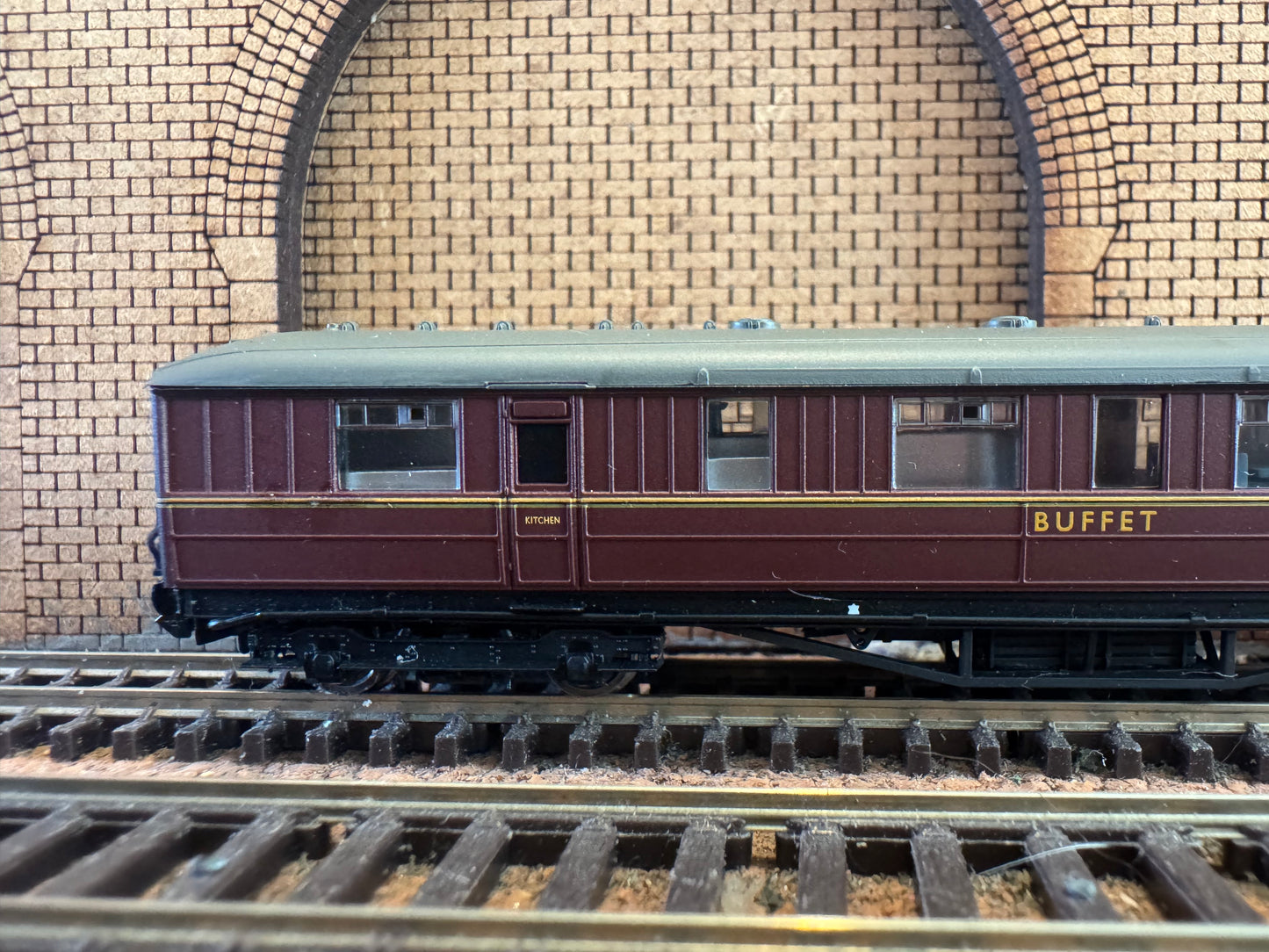 Dapol 2S-013-010 (N Gauge) Pines Express 9F 92220 “Evening Star” and Four Gresley Coaches. DCC Fitted 