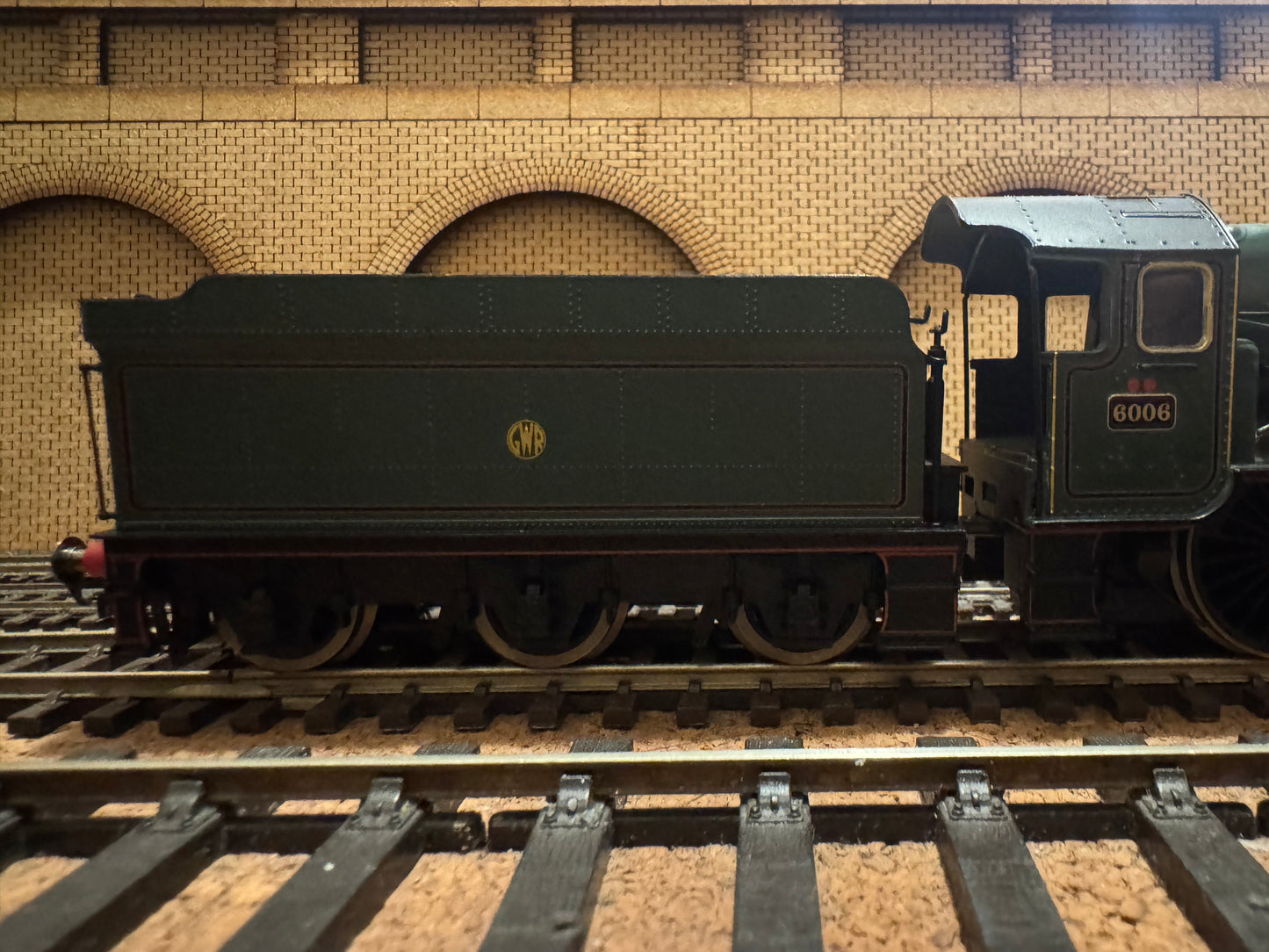 Hornby R2544 (OO) Great Western Railway 60xx ‘King Class’ No.6006 “King George I” in GWR Pre-war Shirt Button Livery. DCC Ready 