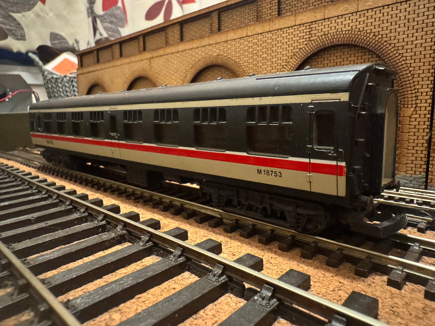 Lima L305326 (OO) British Railways MK1 Corridor Third No.M18753 in British Rail Intercity Executive Livery 