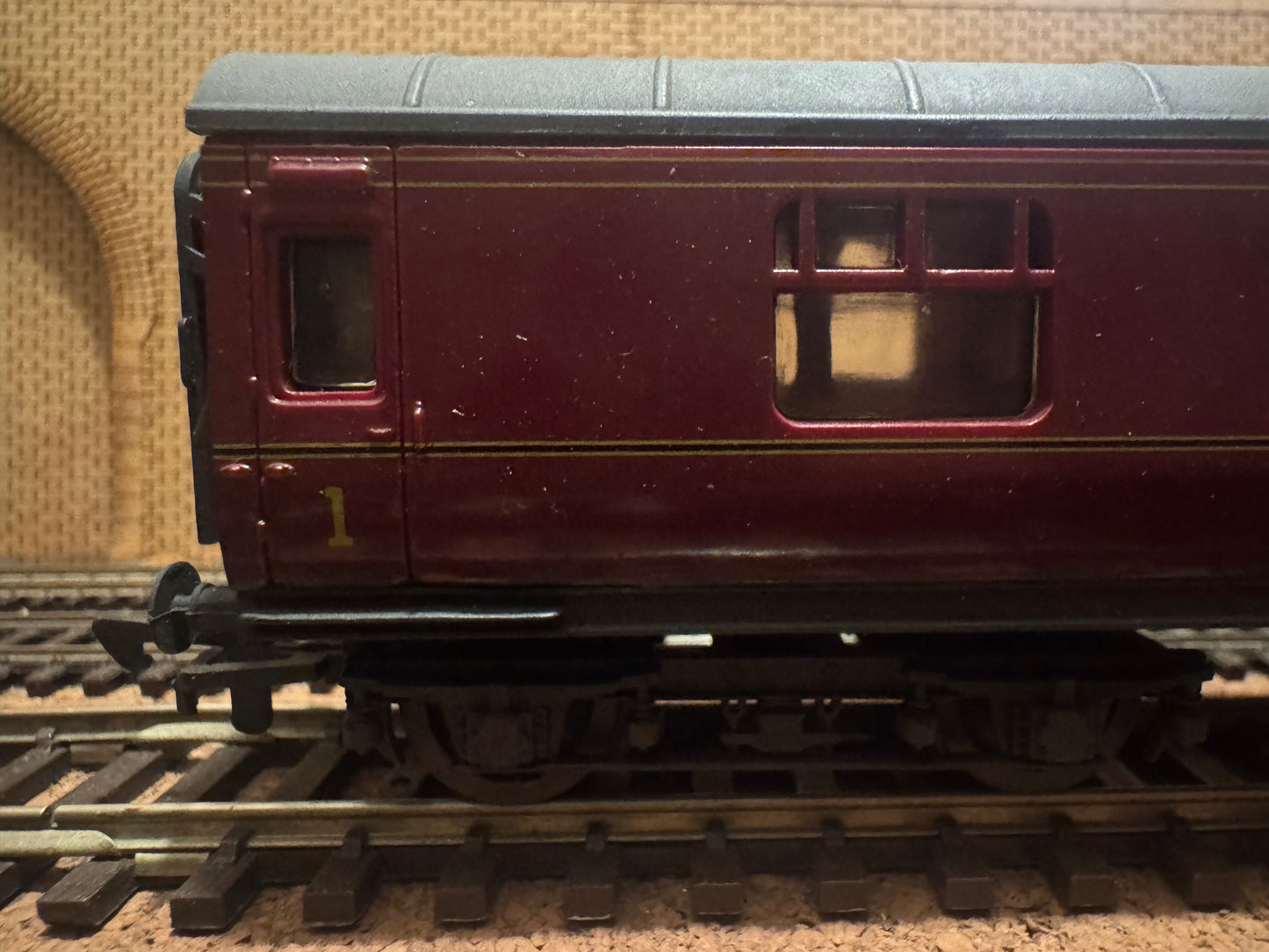 Mainline (OO) London Midland & Scottish Railway, 60ft Corridor Composite No.3936 in LMS Maroon. 