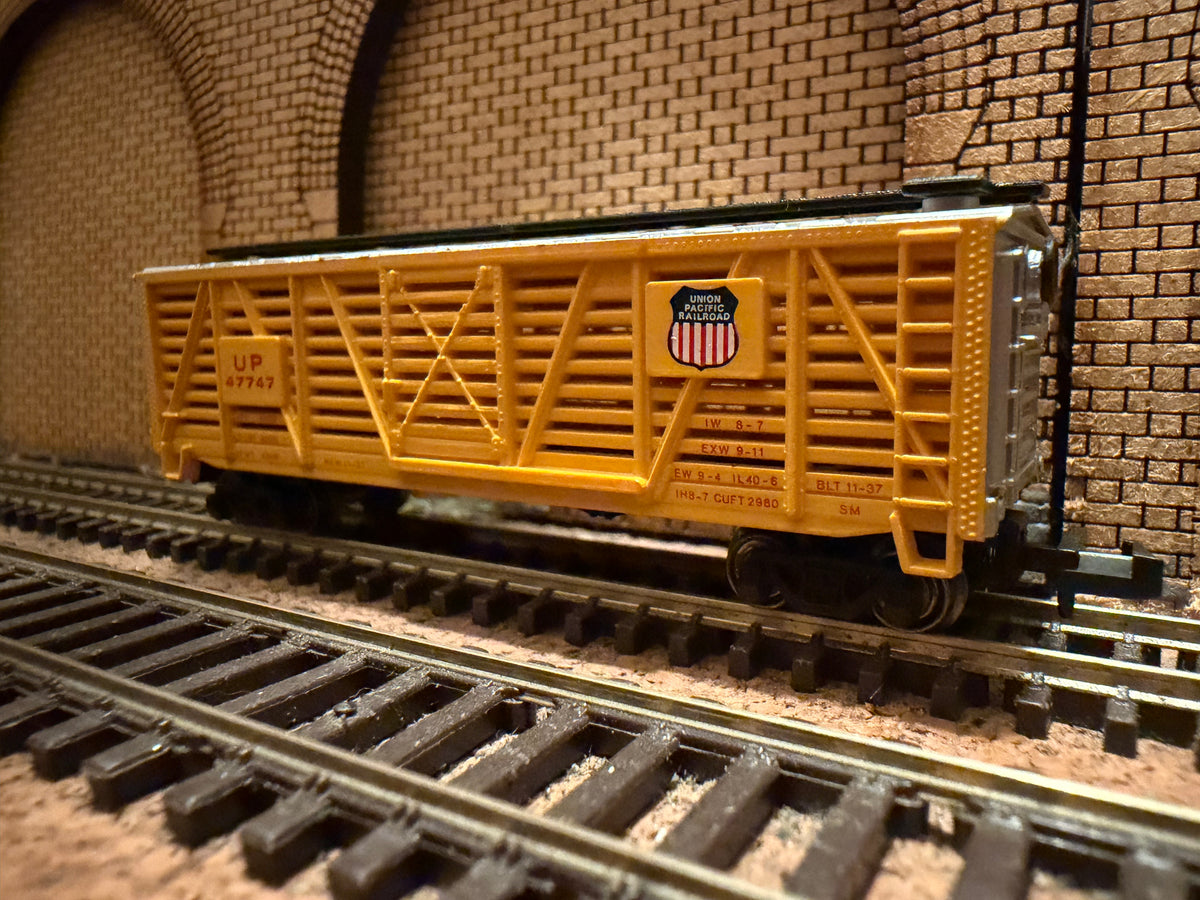 Bachmann Silver Series 71551 (N Scale) Union Pacific Railroad, 40ft Livestock Car No.47747 in UPR Yellow & Sliver 