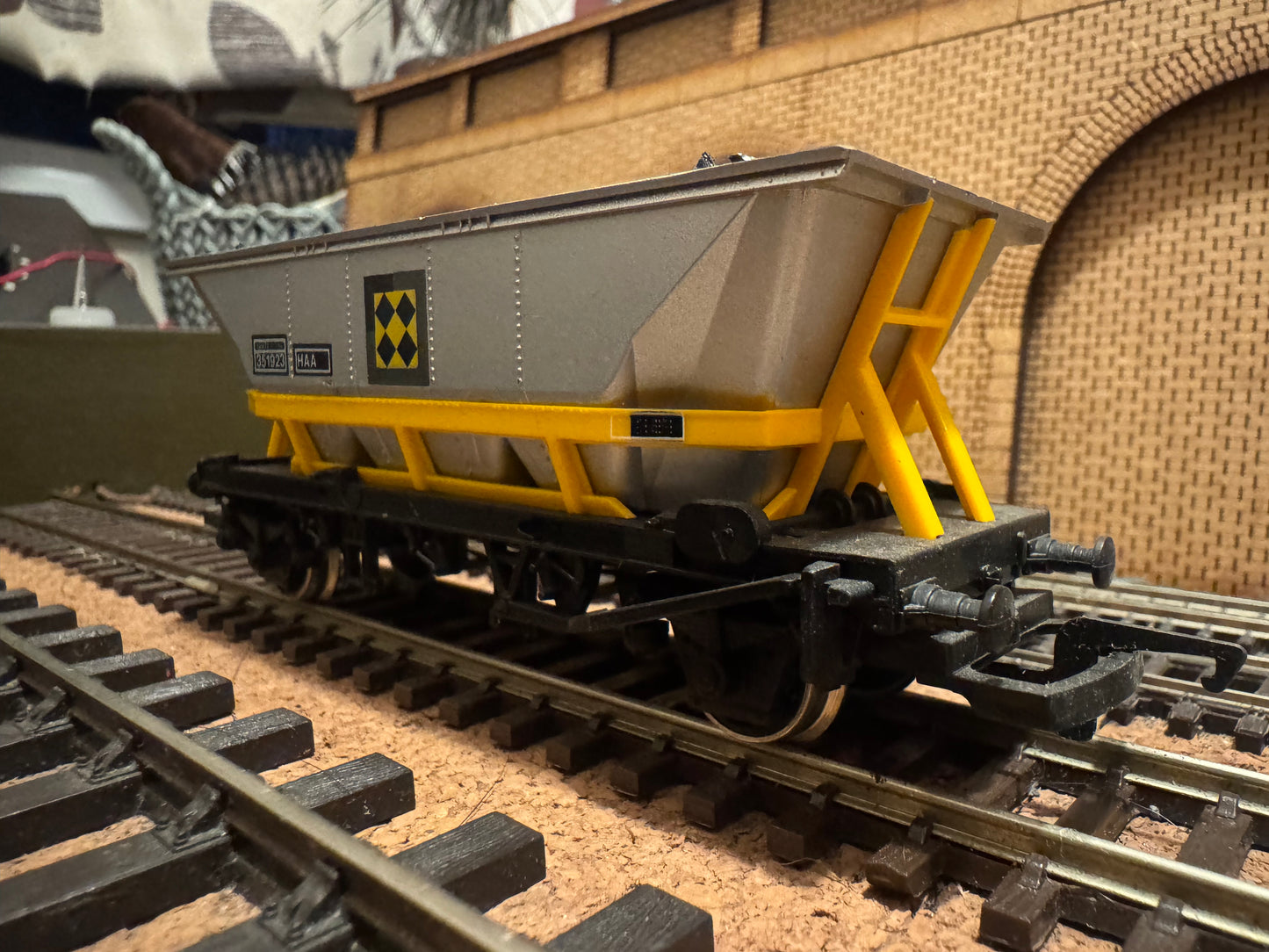 Hornby R.033 (OO) British Rail, Merry-Go-Round HHA Hopper Wagon No.350923 in BR Railfreight Coal Sector large logo livery with real coal load. 