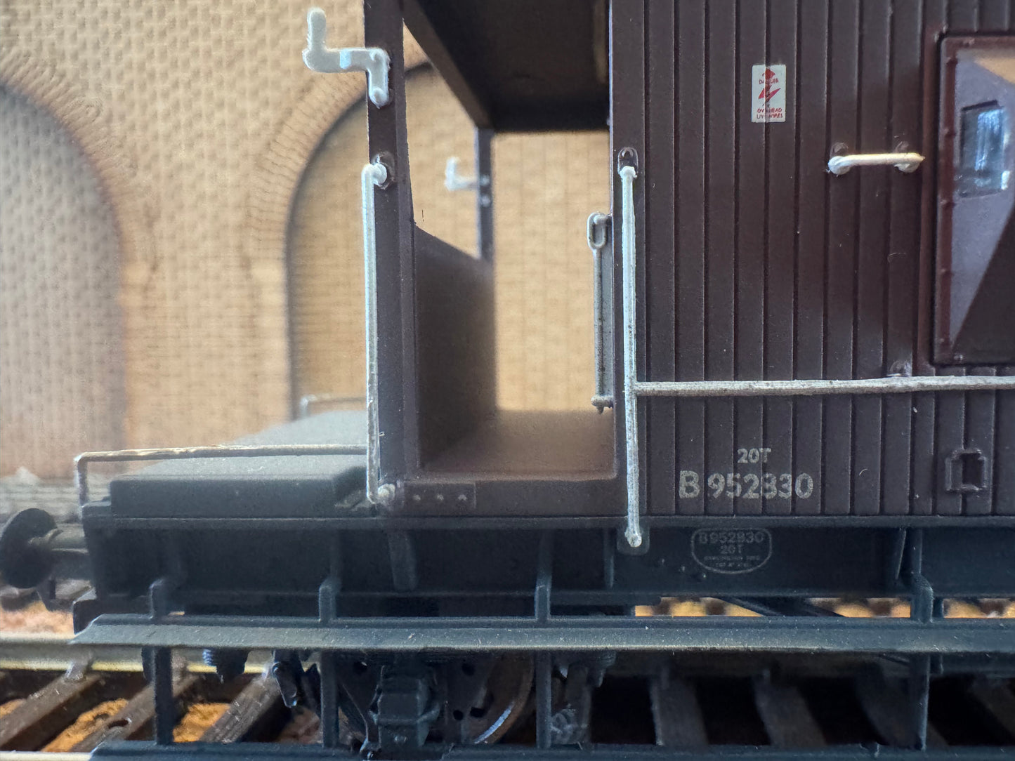 Bachmann 37-537D (OO) British Railways 20T Brake Van No.B952830 in weathered BR Bauxite. 