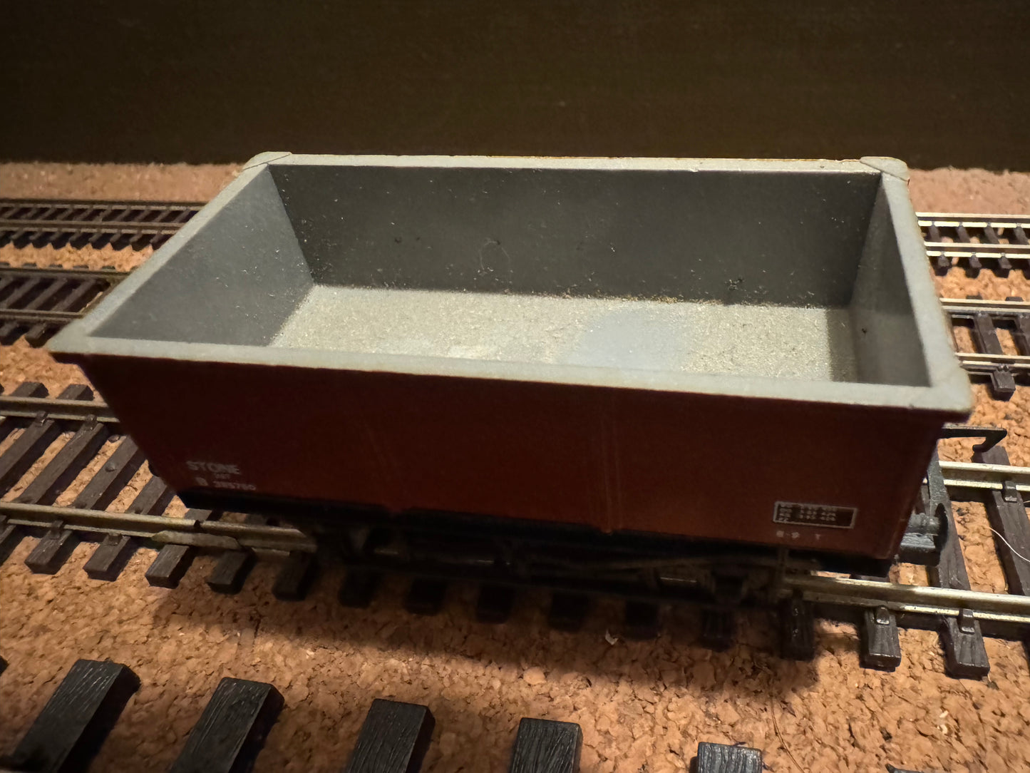 Hornby R.239 (OO) British Railways 26T Mineral Wagon (Stone) No.B388437 in BR Bauxite.