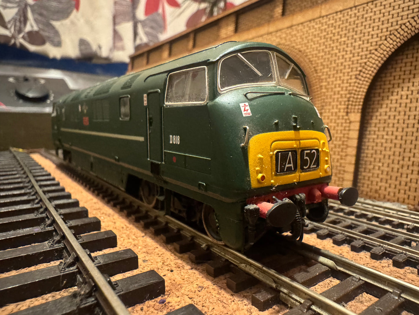 Bachmann 32-059 (OO) British Railways Western Region, “Warship” [Class 42] D818 “Glory” in BR Green with Yellow Ends. DCC Sound Fitted. 