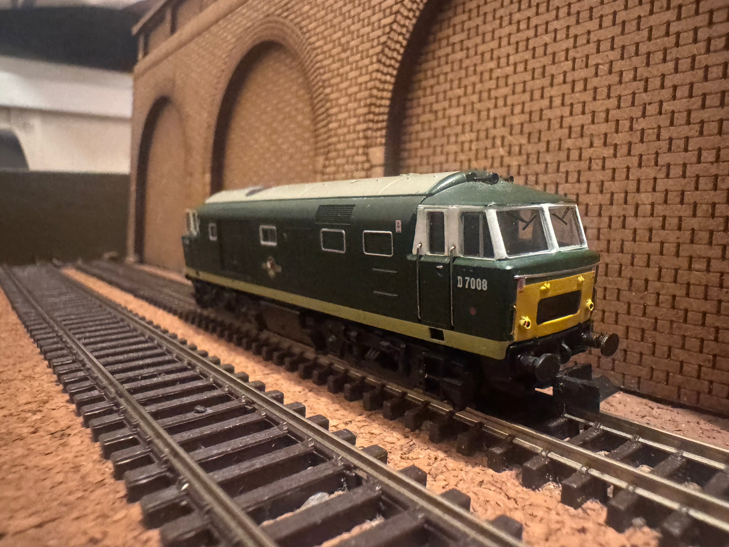 Dapol ND-084B (N-Gauge) British Railways, Bayer Peacock Type 3 ‘Hymek’ [Class 35] No.D7008 in BR Two Tone Green. DCC Ready.