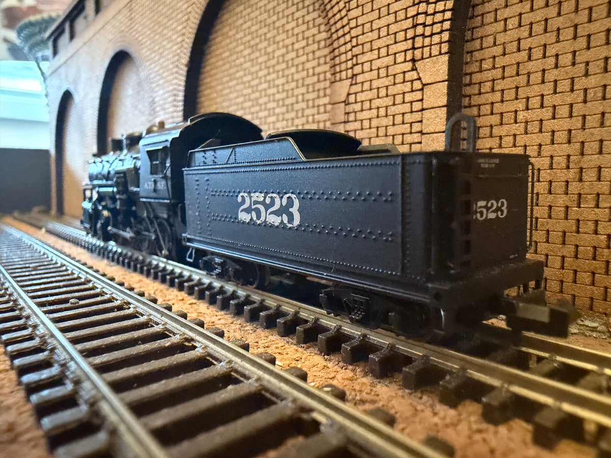 Bachmann Spectrum 81505 (N Scale) Baldwin 2-8-0 Consolidation No.2523 with medium tender in Atchison, Topeka and Santa Fe Railway Livery. DCC Ready 