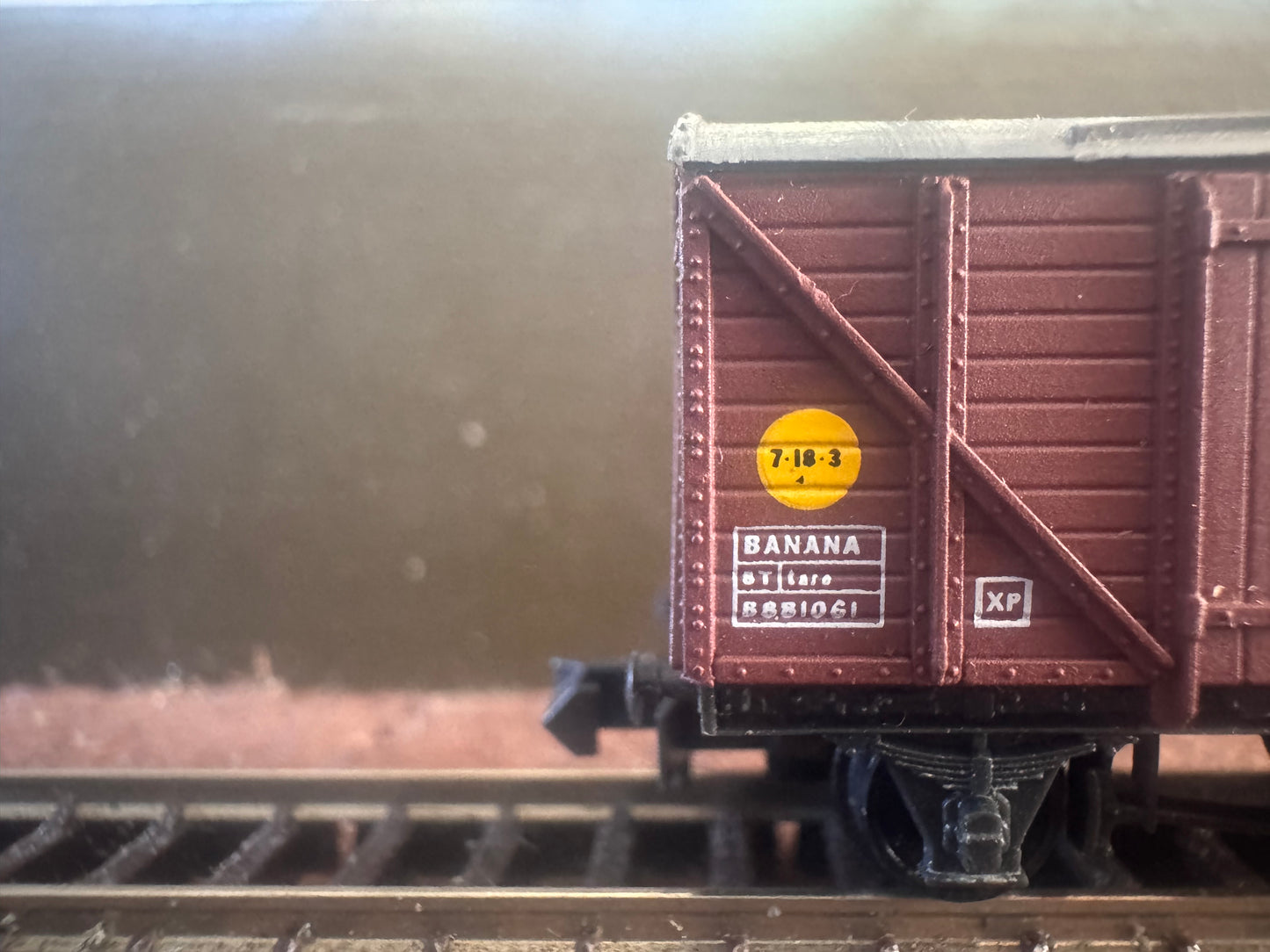 Peco NR-50A (N Gauge) British Railways Ventilated Fyffes Banana Van No.B881061 in BR Bauxite 