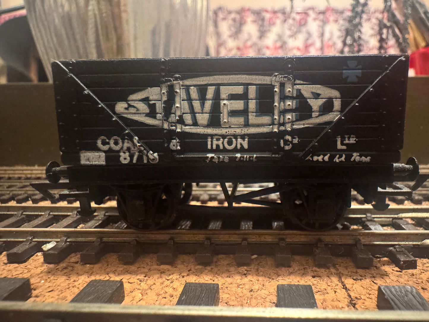 Graham Farish 12126 (OO) Stavely Iron Works,
Severn Plank Open Wagon No.8718. 