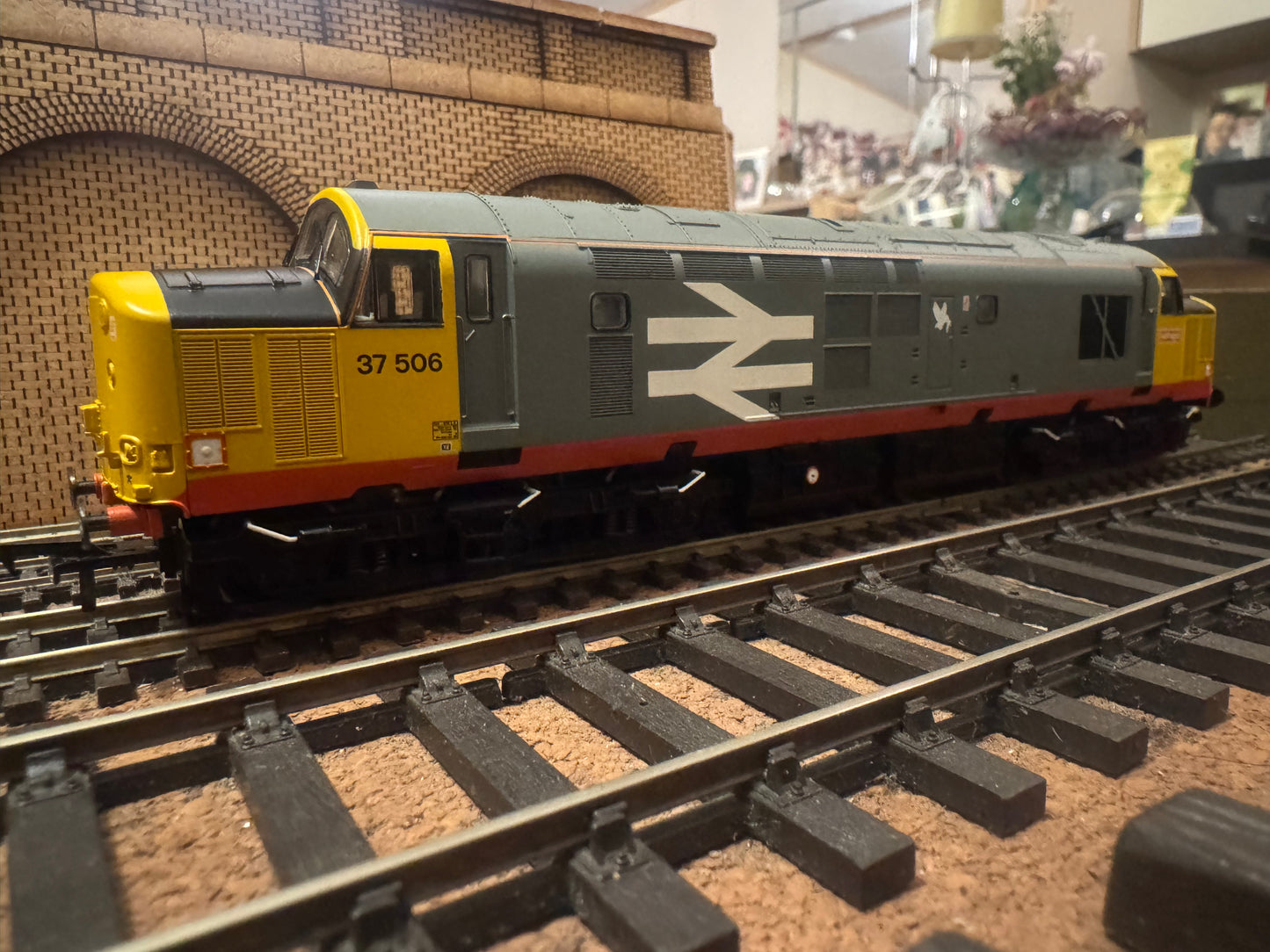 Bachmann 32-387 (OO) British Railways Class 37/5 No.37506 in British Rail, Railfreight Red Stripe Livery and Thornaby Depot Decal. DCC Ready 