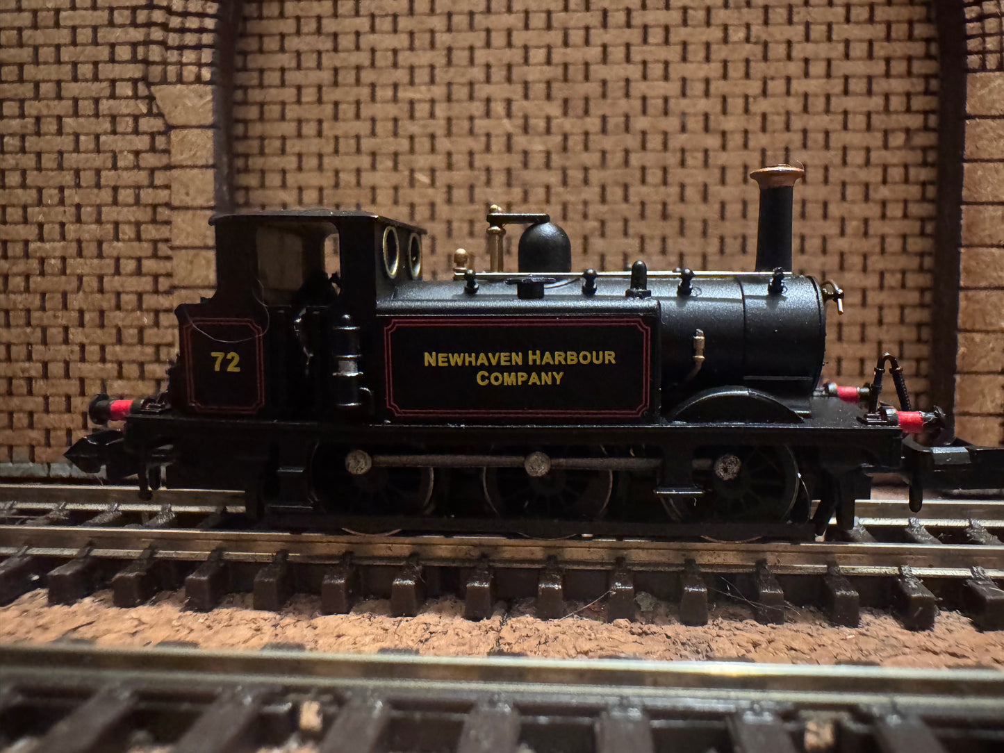Dapol 2S-012-016 (N Gauge) Ex LBSCR A1X ‘Terrier’ No.72 [Fenchurch] in Newhaven Harbour Company Lined Black 