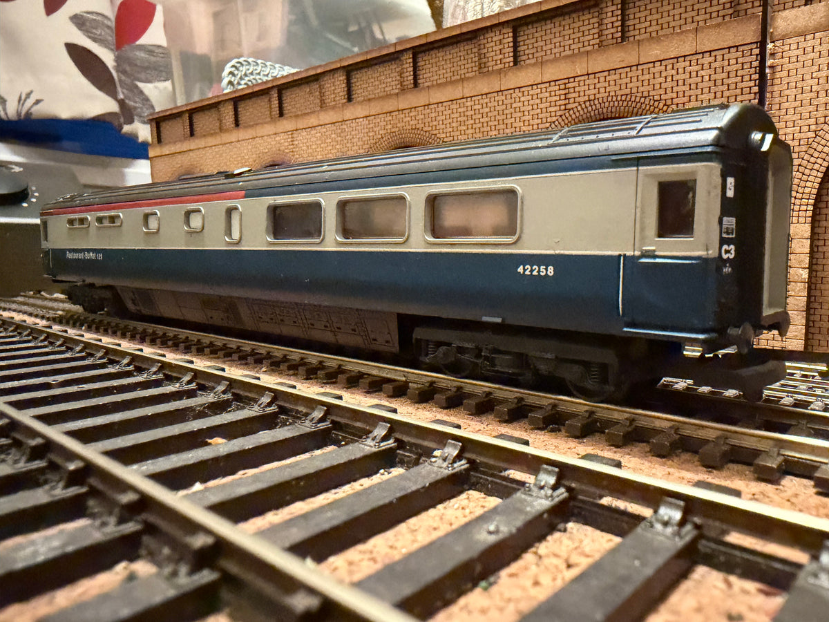 Lima L305163 (OO) British Rail MK3 Restaurant-Buffet No.42258 in BR Intercity 125 Livery