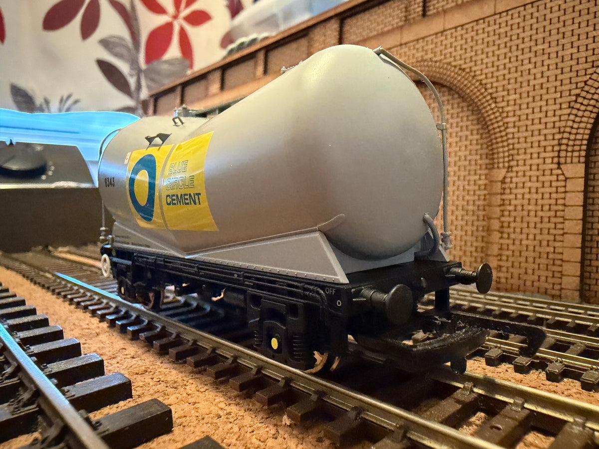 Hornby R6253 (OO) British Rail VEE Cement Tanker No.9343 in Blue Circle Cement Livery 