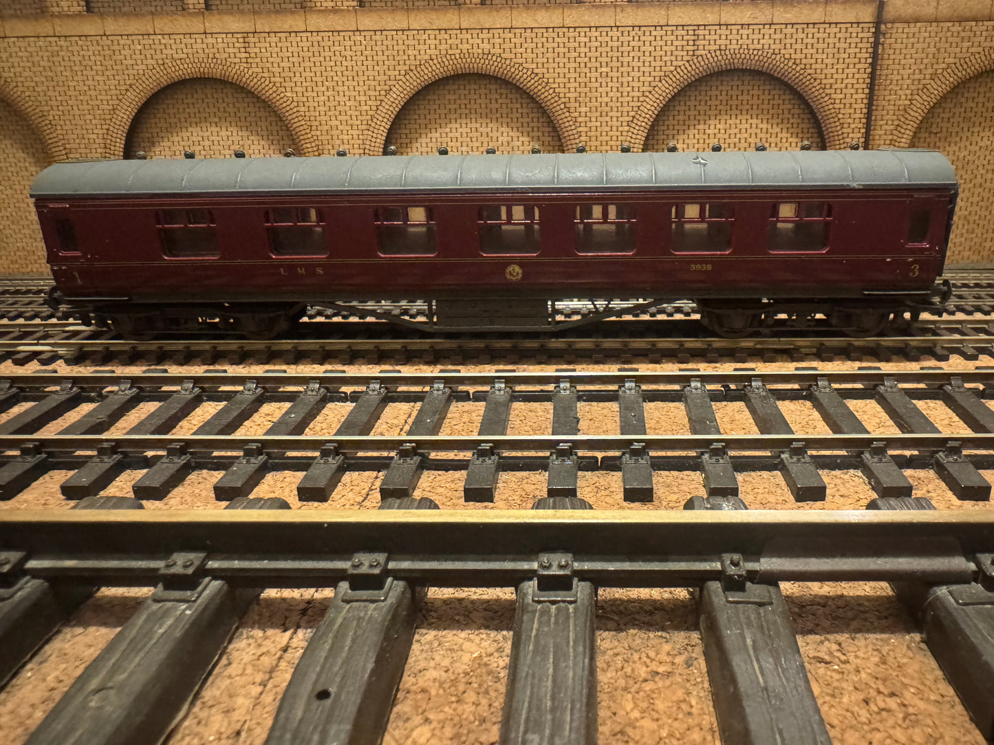 Mainline (OO) London Midland & Scottish Railway, 60ft Corridor Composite No.3936 in LMS Maroon. 