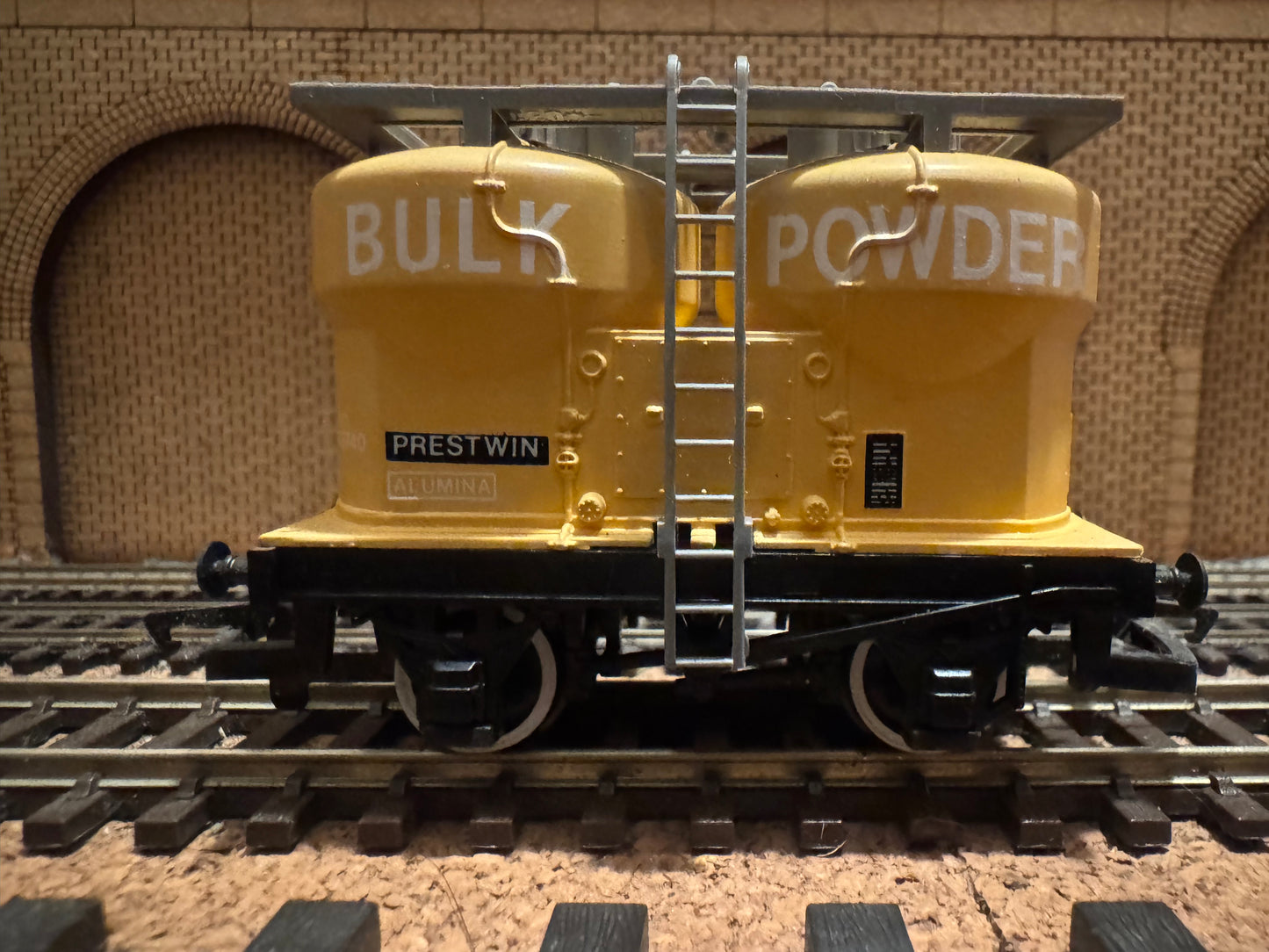 Hornby R.095 (OO) British Railways 20T Twin Silo ‘Prestwin’ Wagon No.B873740 in Bulk Powder Livery 