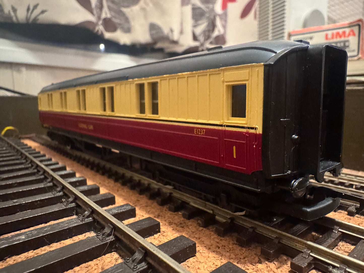 Hornby R419A (OO) Ex LNER ‘Gresley’ First Class Sleeping Car No.E1237 in British Railways Blood & Custard Livery 