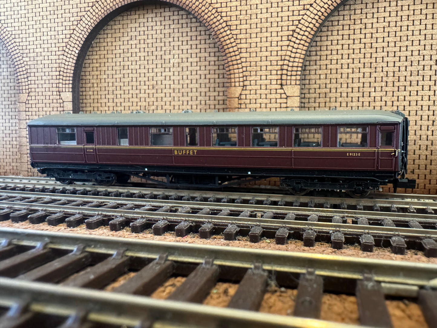 Dapol 2S-013-010 (N Gauge) Pines Express 9F 92220 “Evening Star” and Four Gresley Coaches. DCC Fitted 