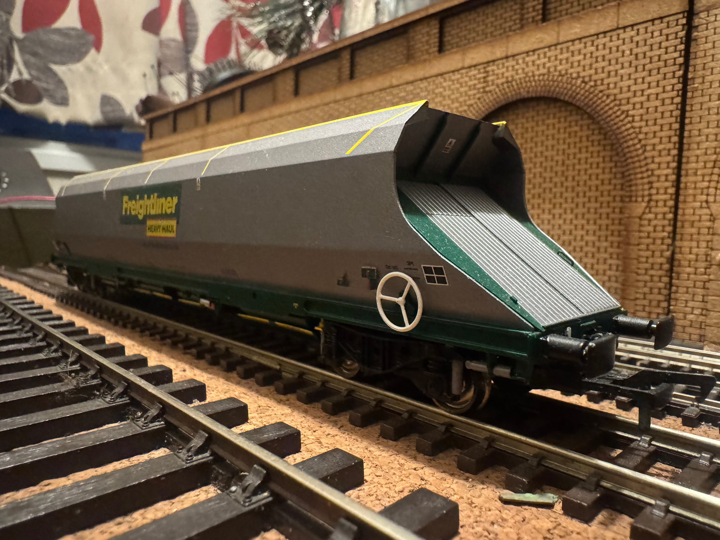 Bachmann 38-030 (OO) Freightliner 100T HHA Bogie Hopper with sliding end doors No.370429 in Freightliner Heavy Haul Livery 