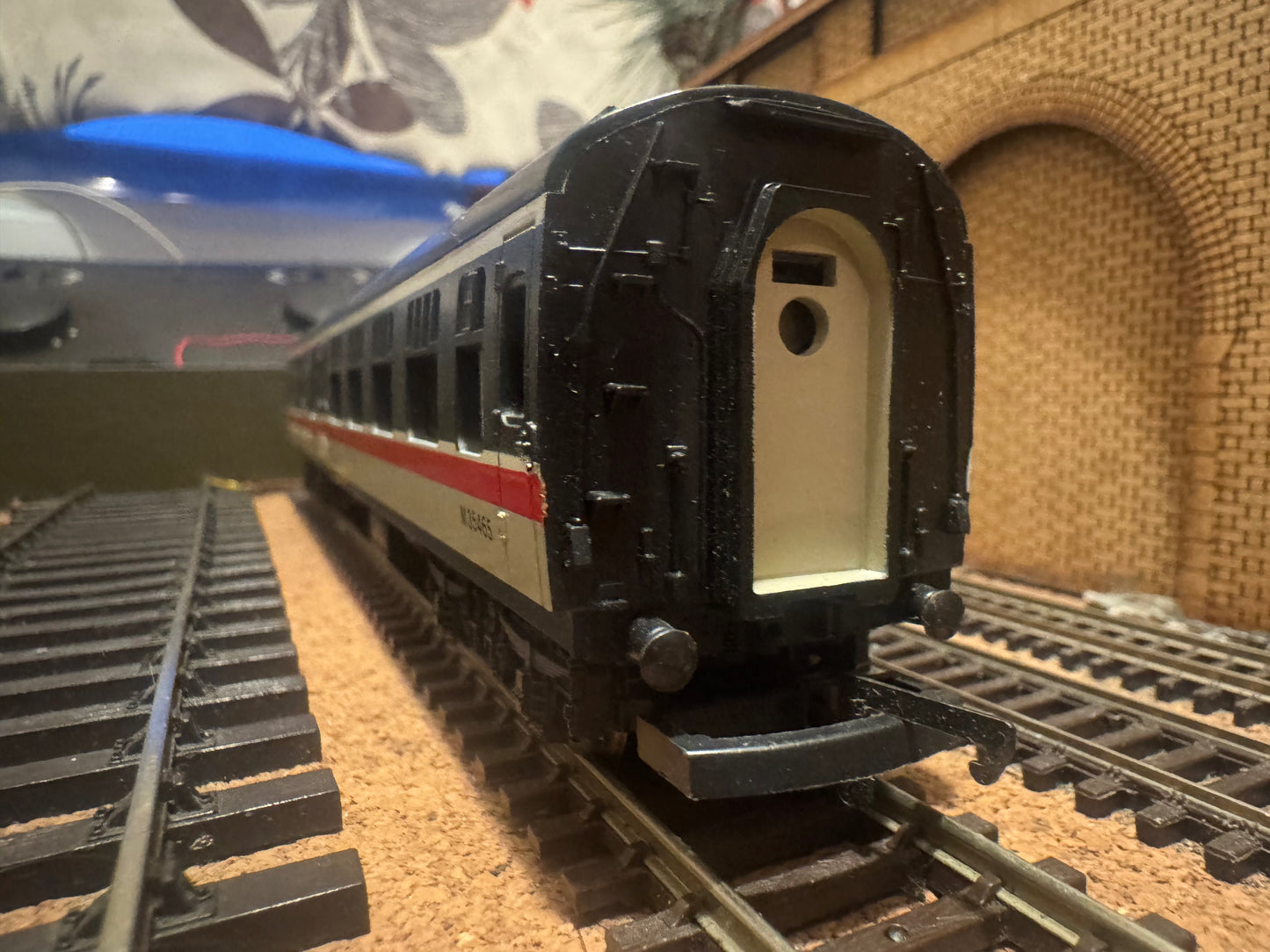 Lima 305372 (OO) British Railways MK1 Brake Corridor Second No.M35465 in British Rail Intercity Executive Livery 
