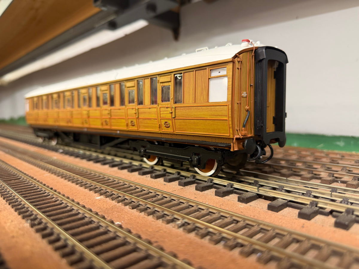 Hattons H7-TC115-001 (O Gauge) London North Eastern Railway, ‘Gresley’ Diagram 115 Corridor Third in LNER Varnished Teak. (Unnumbered) 