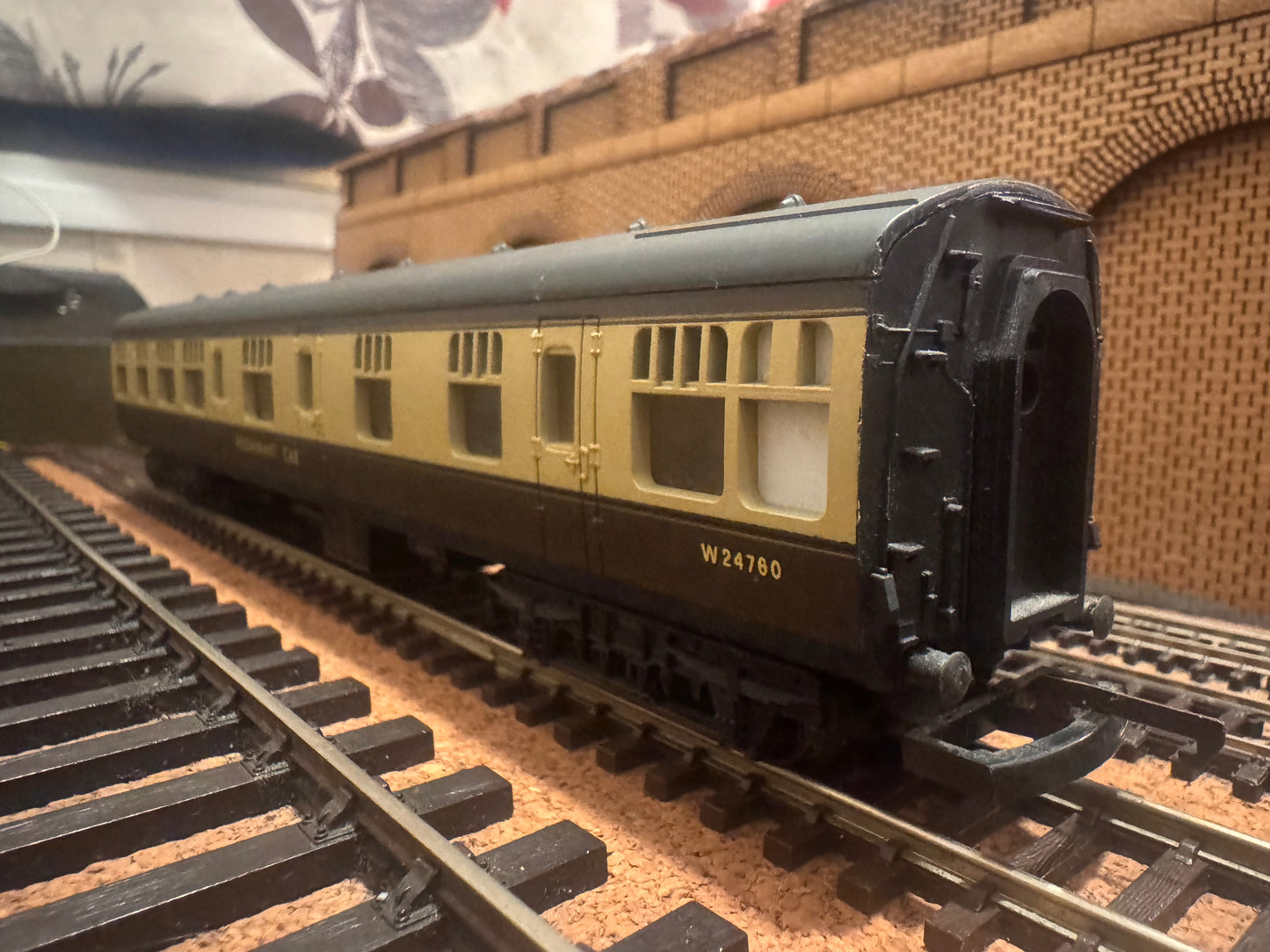 Lima L305322 (OO) British Railway MK1 Restaurant Car No.W24760 in BR Western Region ‘Chocolate & Cream 