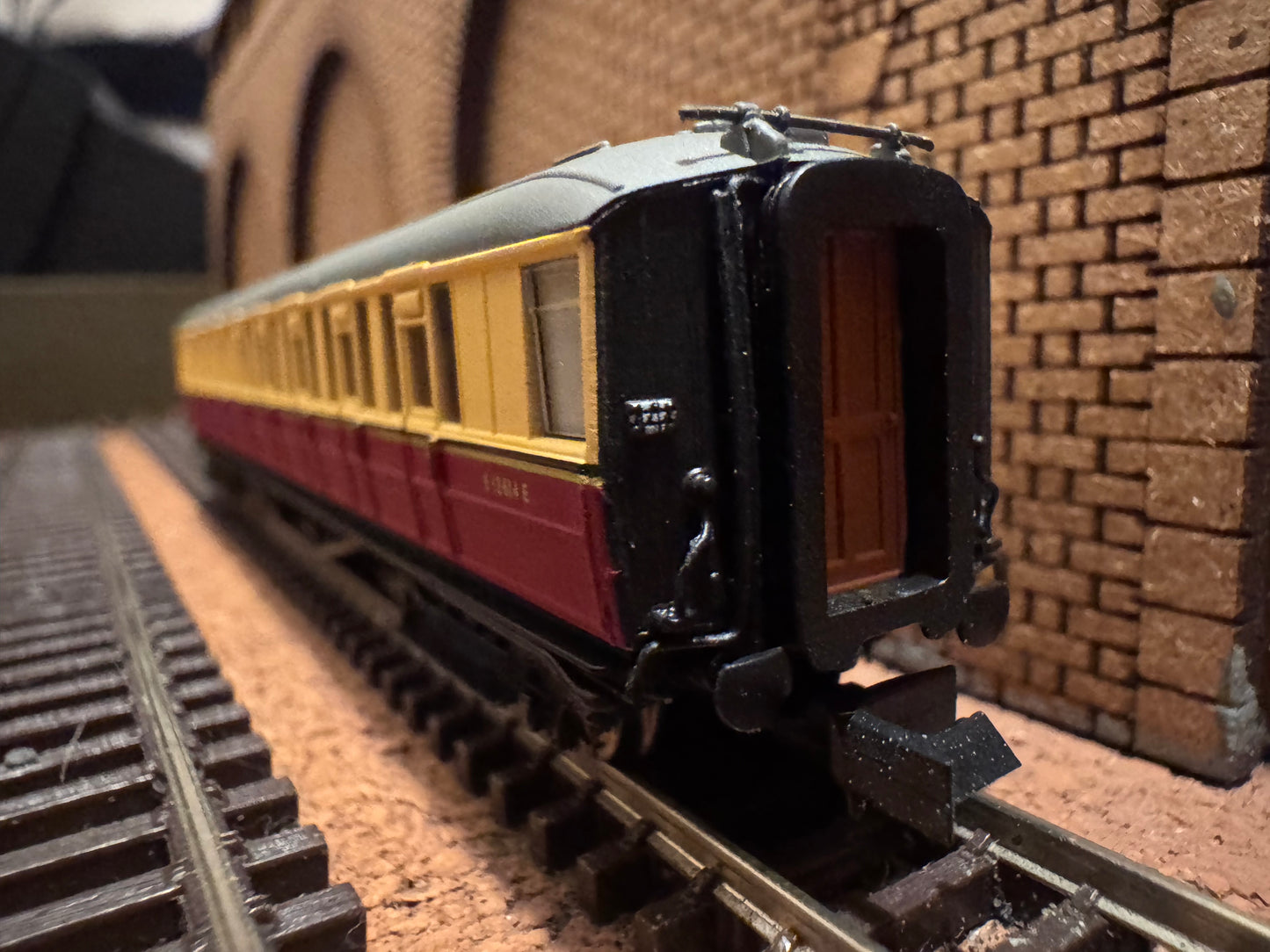 Dapol NC-60D (N Gauge) Ex LNER ‘Gresley’ Corridor Second No.E12614E in British Railways Blood and Custard Livery 
