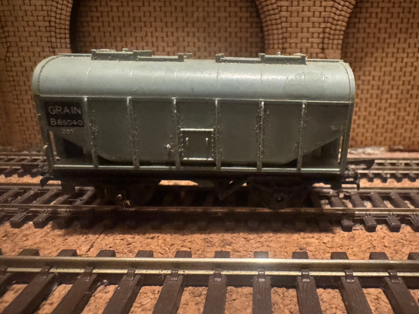 Tri-ang T170 (TT) British Railways 20T Covered Grain Hopper No.B85040 in BR Grey.