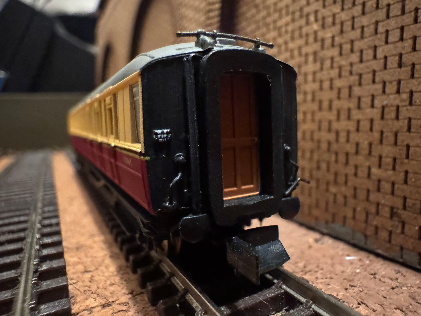 Dapol NC-60C (N Gauge) Ex LNER ‘Gresley’ Corridor Second No.E12706E in British Railways Blood and Custard Livery 