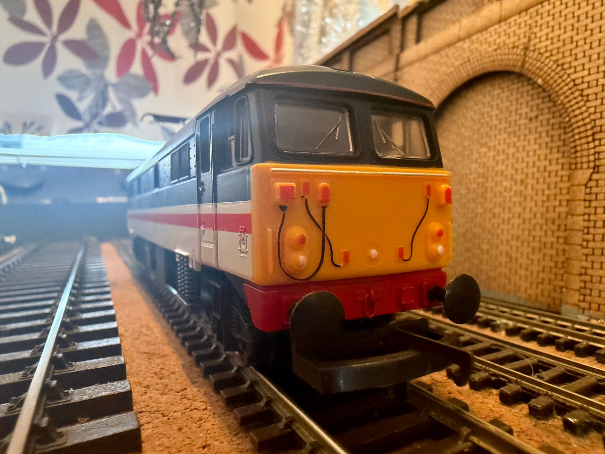 Lima 204810A6 (OO) British Rail Class 87/0 No.87002 “Royal Sovereign” in BR Intercity Swallow 