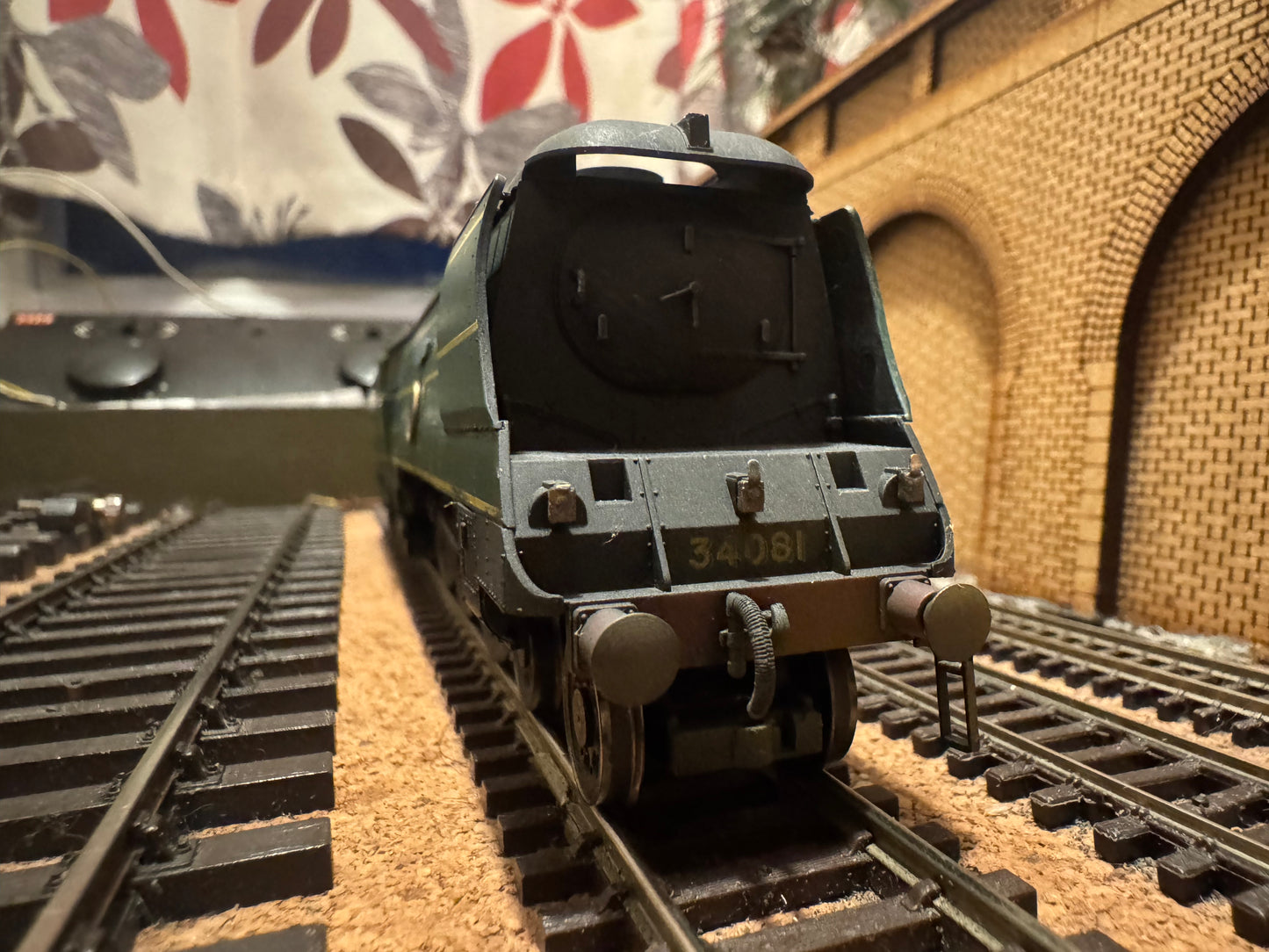 Hornby R2220 (OO) British Railways [SR] ‘Battle of Britain Class’ No.34081 “92 Squadron” In Weathered Southern Railway / BR Transitional Malachite Green. 
