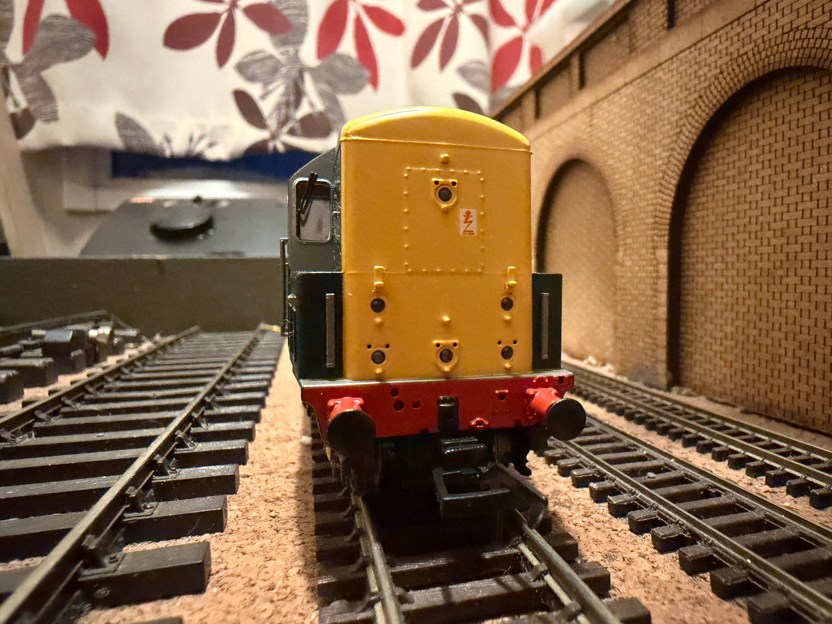 Heljan 1502 (OO) British Railways, British Thomson Houston Type 1 [Class 15] No.D8229 in BR Green with Full Yellow Ends and Double Arrow. DCC Ready 