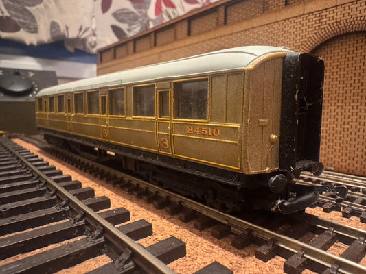 Hornby R1129 (OO) London North Eastern Railway ‘Gresley’ Corridor Composite Coach No.24510