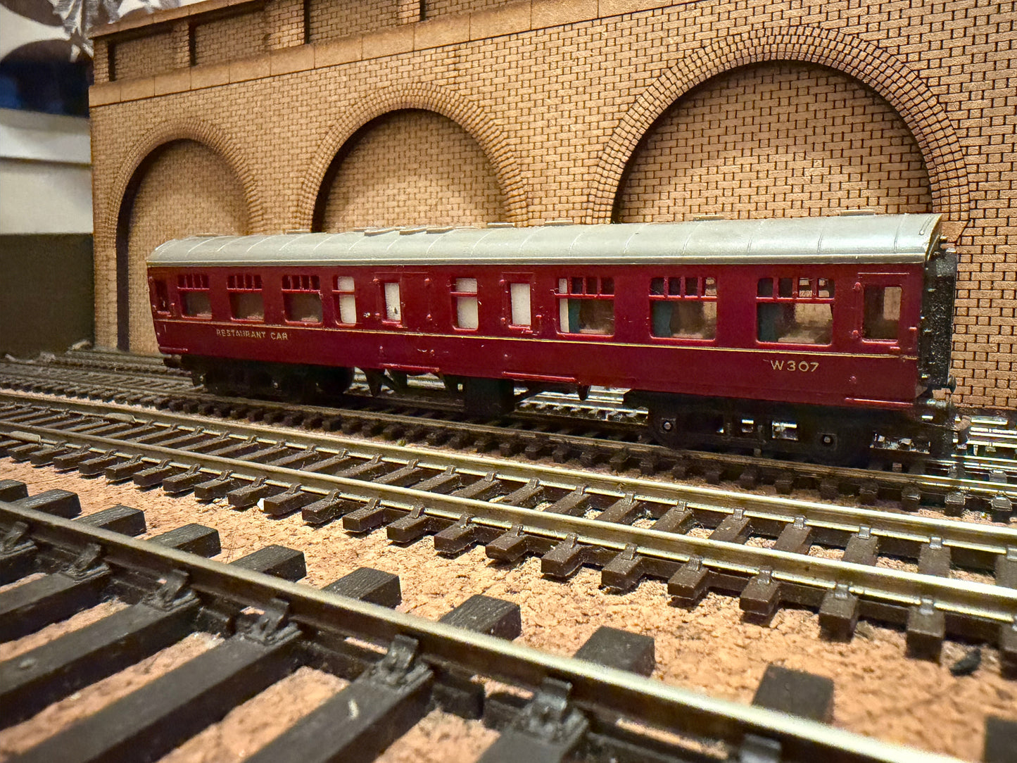 Tri-ang T.84 (TT) British Railways MK1 Restaurant Car No.W307 in BR Crimson 