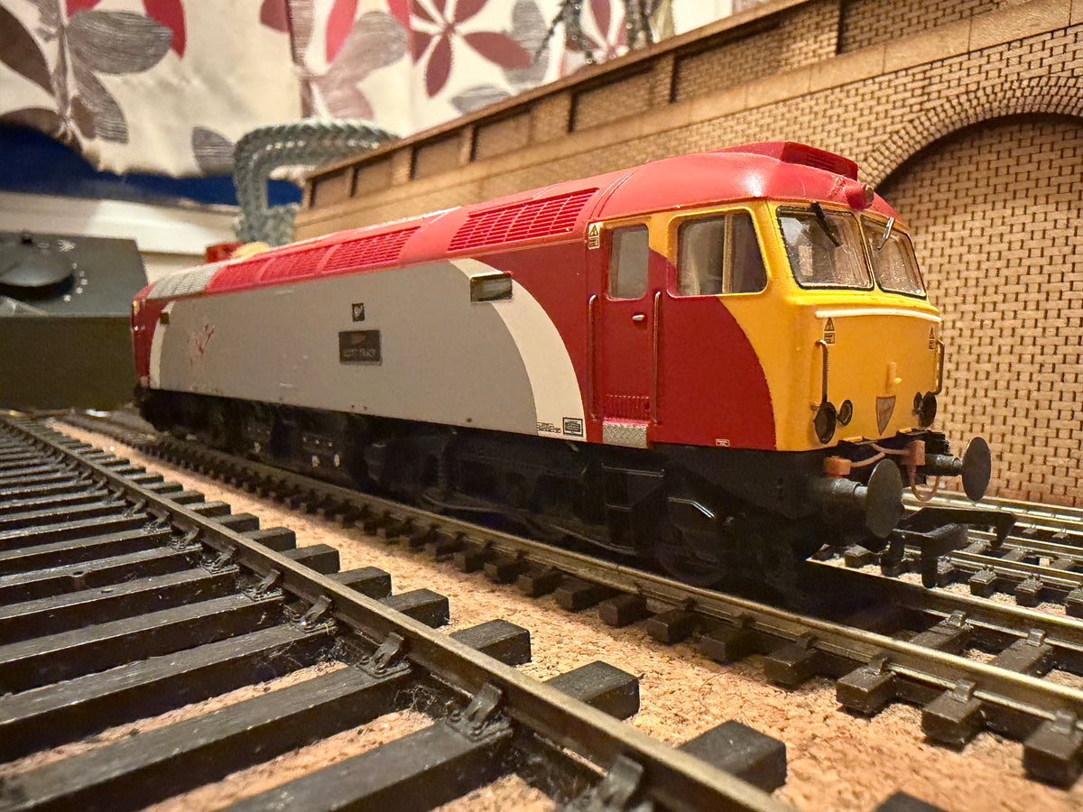 Bachmann 32-751 (OO) Brush Traction / Virgin Trains Class 57/3 No.57301 “Scott Tracey” in Virgin Trains Livery and Pre Dellner Coupling Condition. DCC Ready