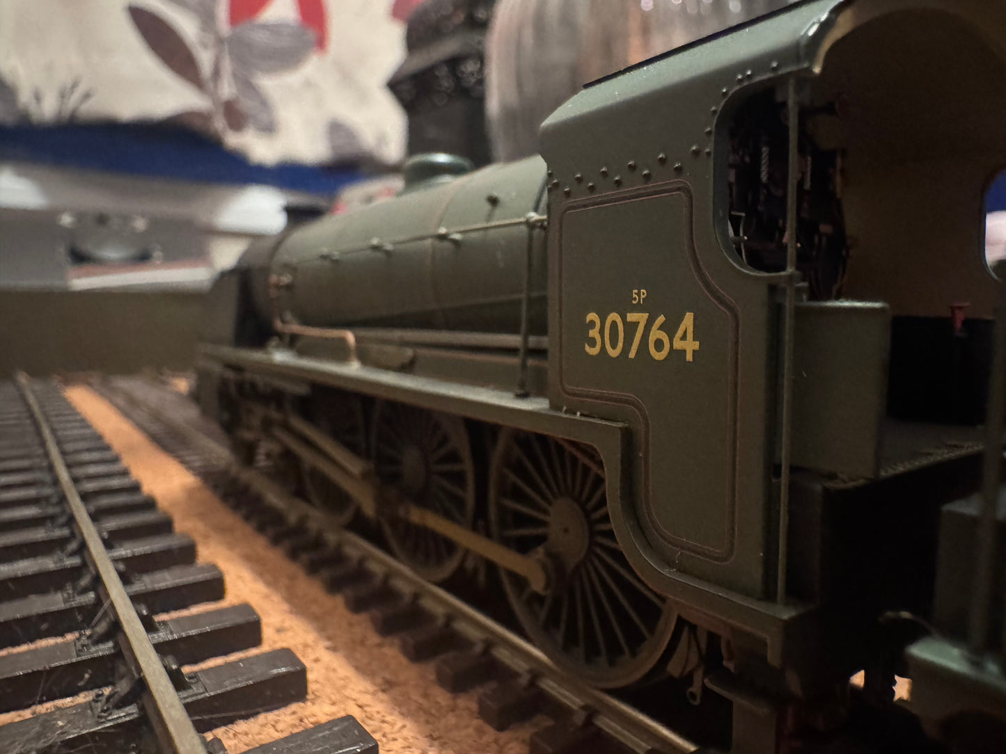 Hornby R2581 (OO) Ex SR, N15 ‘King Arthur’ No.30764 “Sir Gawain” in Weathered British Railways Lined Passenger Green. DCC Ready. (Shed Code 73A, Stewart’s Lane Depot). 