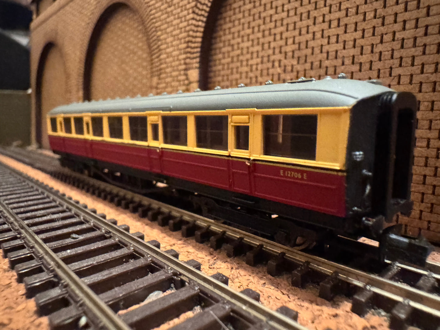 Dapol NC-60C (N Gauge) Ex LNER ‘Gresley’ Corridor Second No.E12706E in British Railways Blood and Custard Livery 