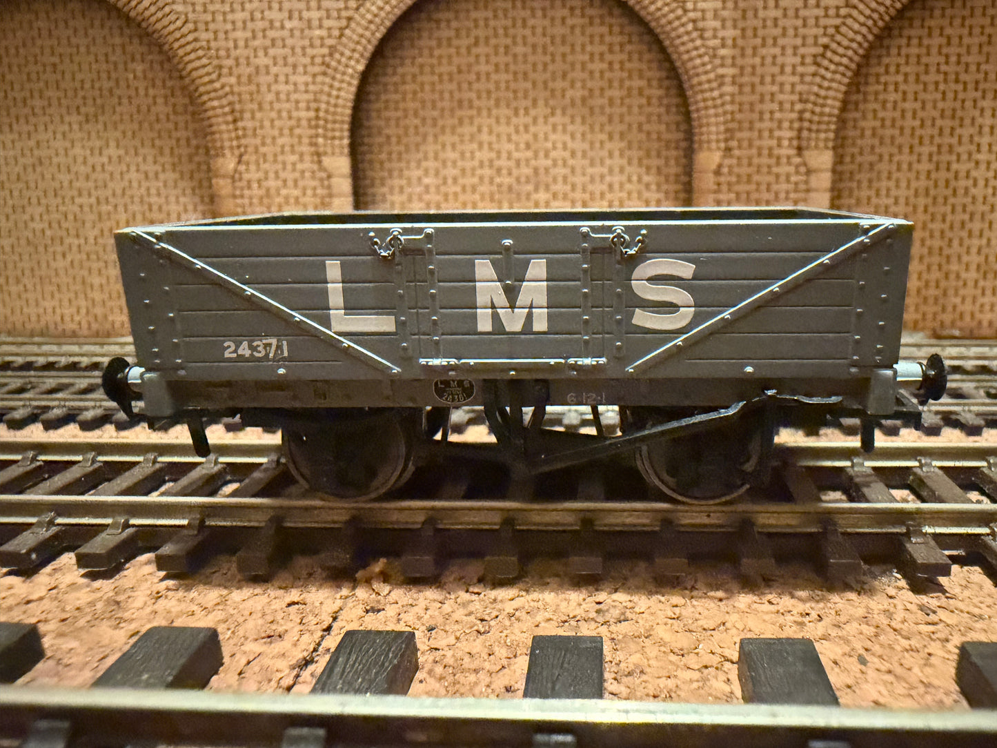 Bachmann 37-070 (OO) London Midland & Scottish Railway, Five Plank Wagon No.24371
