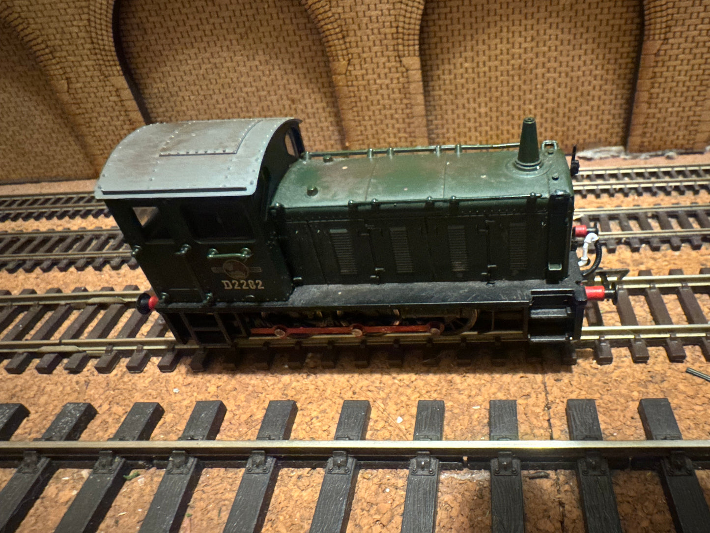 Bachmann 31-338 (OO) British Railways, Drewry Car Company 200HP 0-6-0 Diesel Mechanical Shunter [Class 04] No.D2282 in lightly weathered Plain BR Green. 