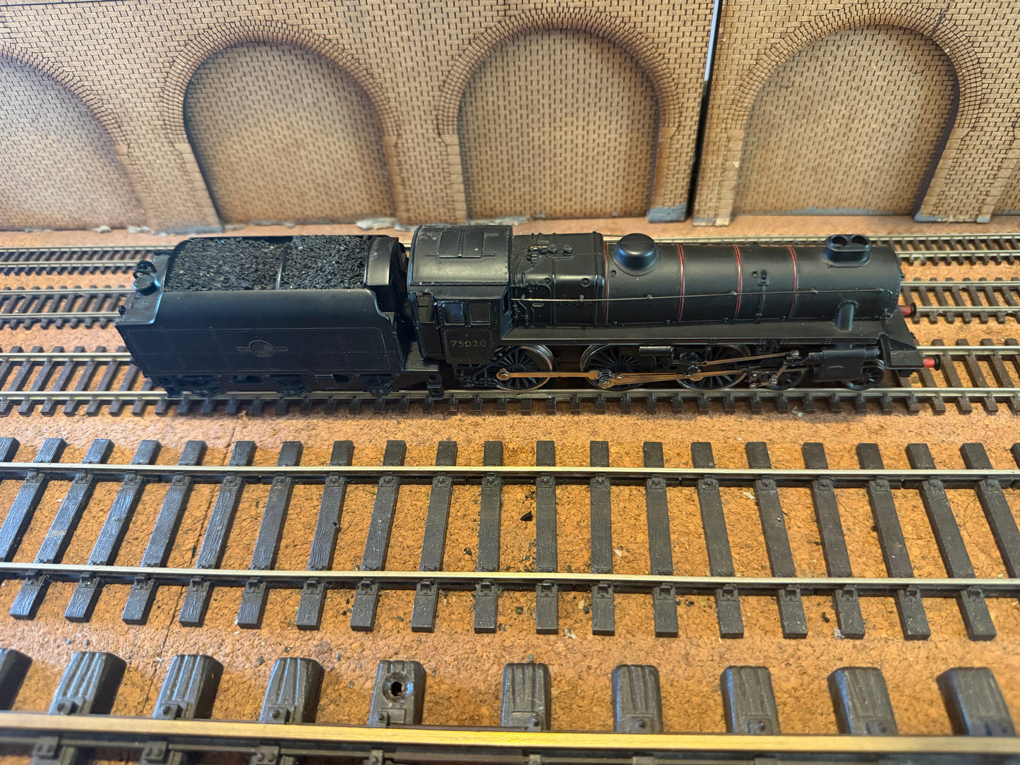 Bachmann 31-105 (OO) British Railways Standard Class 4MT 4-6-0 No.75020 with double chimney and BR1B Tender in Heavily Weathered BR Lined Black 