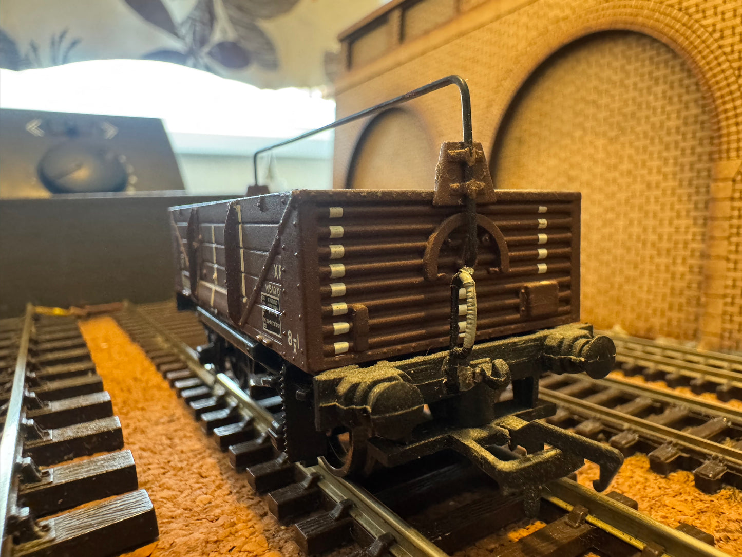 Bachmann 33-226 (OO) British Railways, 12T Hybar Shock Absorbing Wagon B721385 with Load in BR Brown Livery 