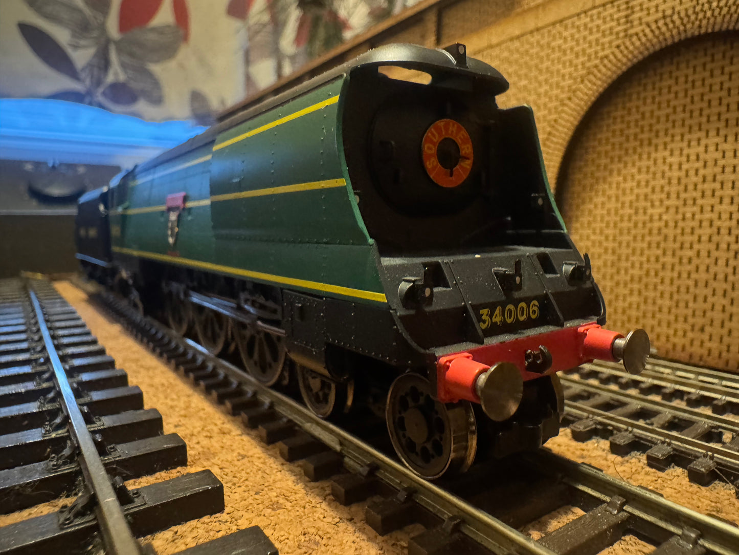 Hornby R2685 (OO) Ex SR ‘West Country’ No.34006 “Bude” with Ex LMS Tender in 1948 British Railways, Locomotive Exchange Trials, SR Green, BR Number and Black Tender. Special Edition No.1424 of 2008. DCC Ready. 