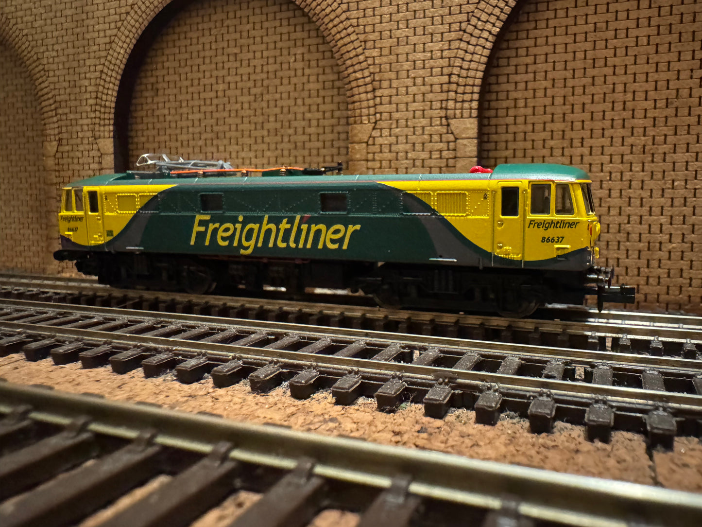 Dapol ND099Q (N Gauge) Ex BR Class 86/6 No.86637 in Freightliner Powerhaul livery. DCC Ready 