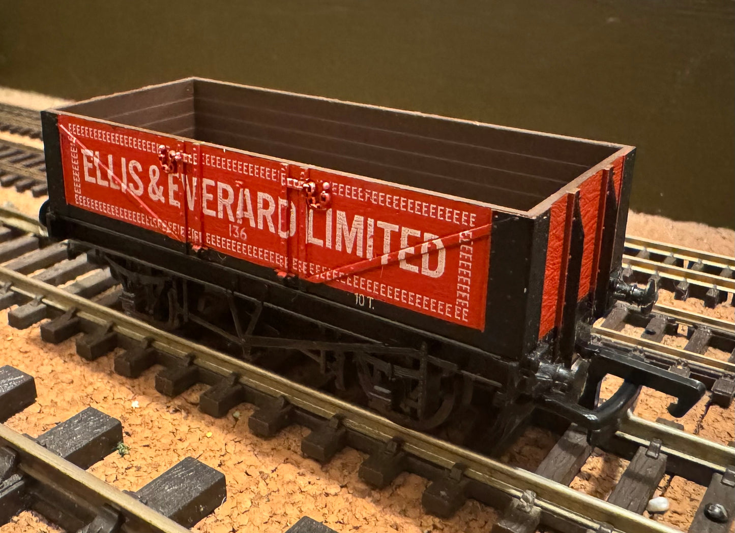 Mainline (OO) Ellis and Everard Limited, 10ton, 5 plank open wagon, No.136