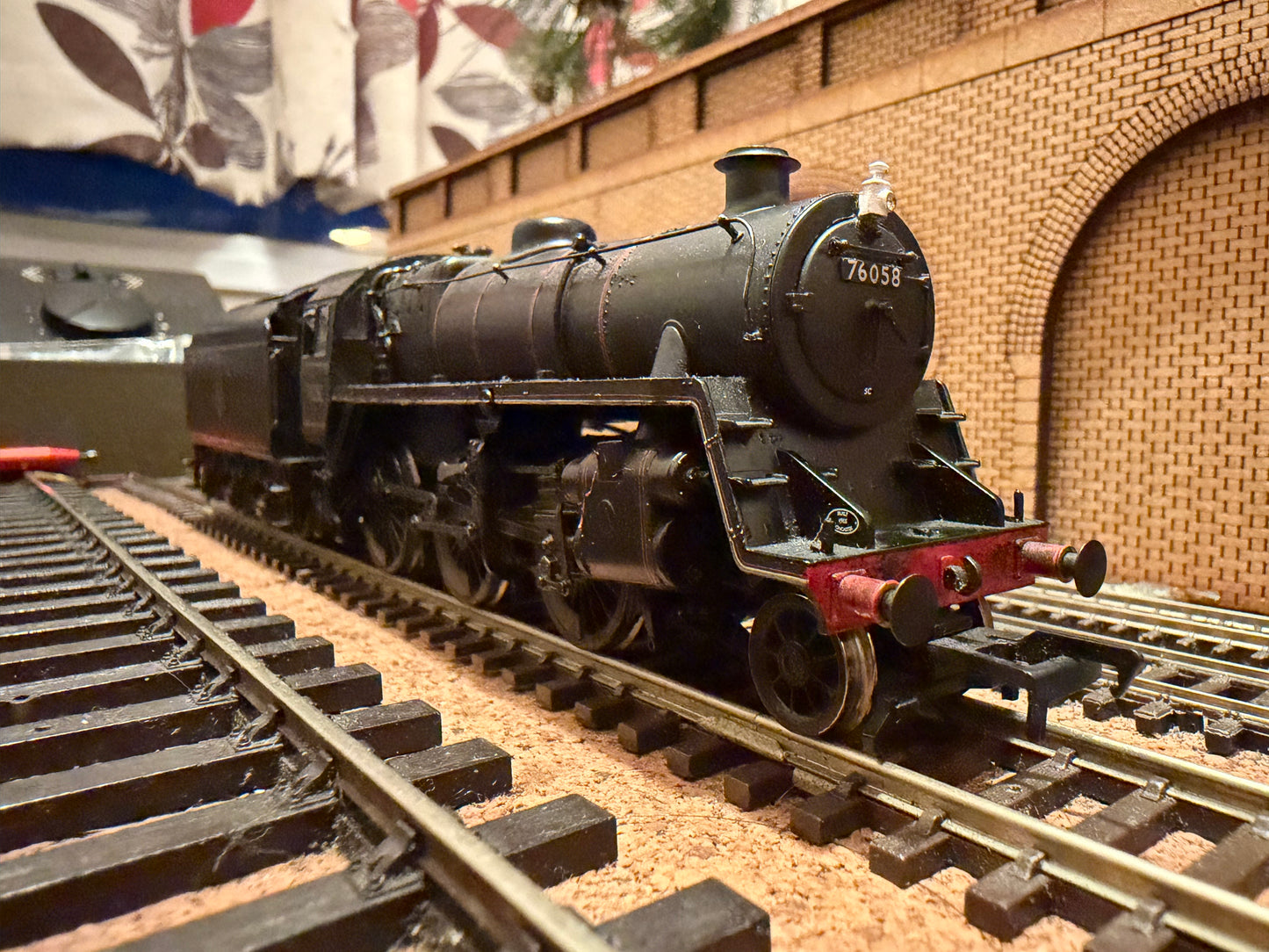 Bachmann 32-954 (OO) British Railways Standard 4MT Mogul No.76058 with BR1B Tender in weathered BR lined Black. DCC Sound Ready 
